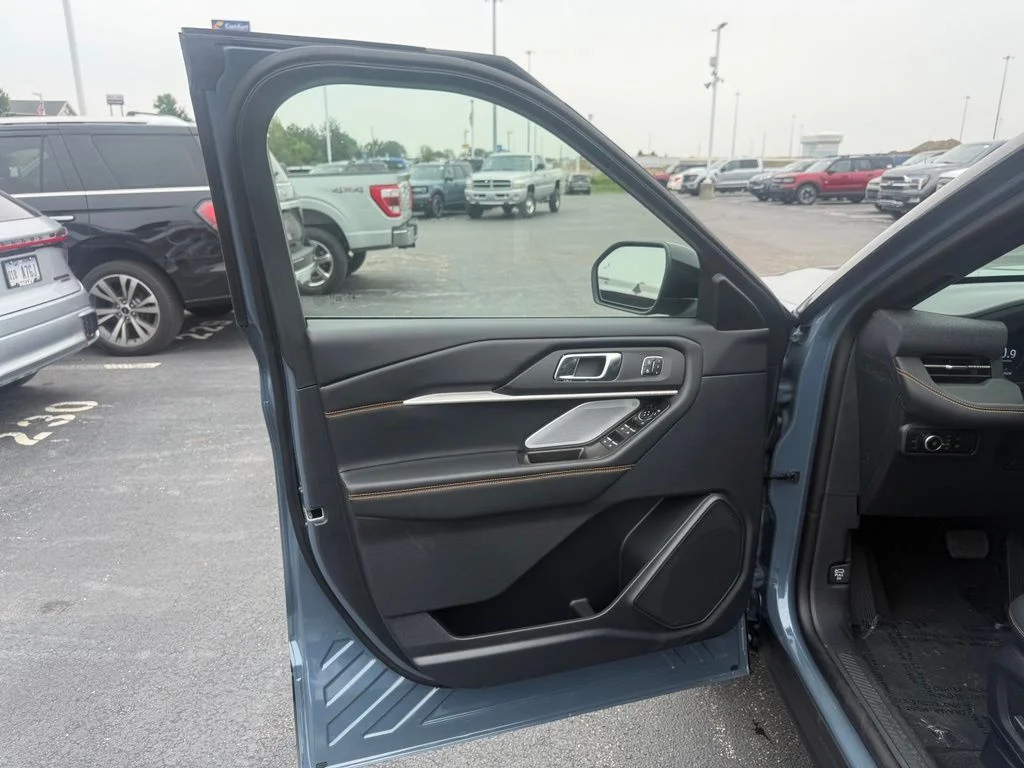 New 2026 Vapor Blue Metallic Ford Tremor® image 12