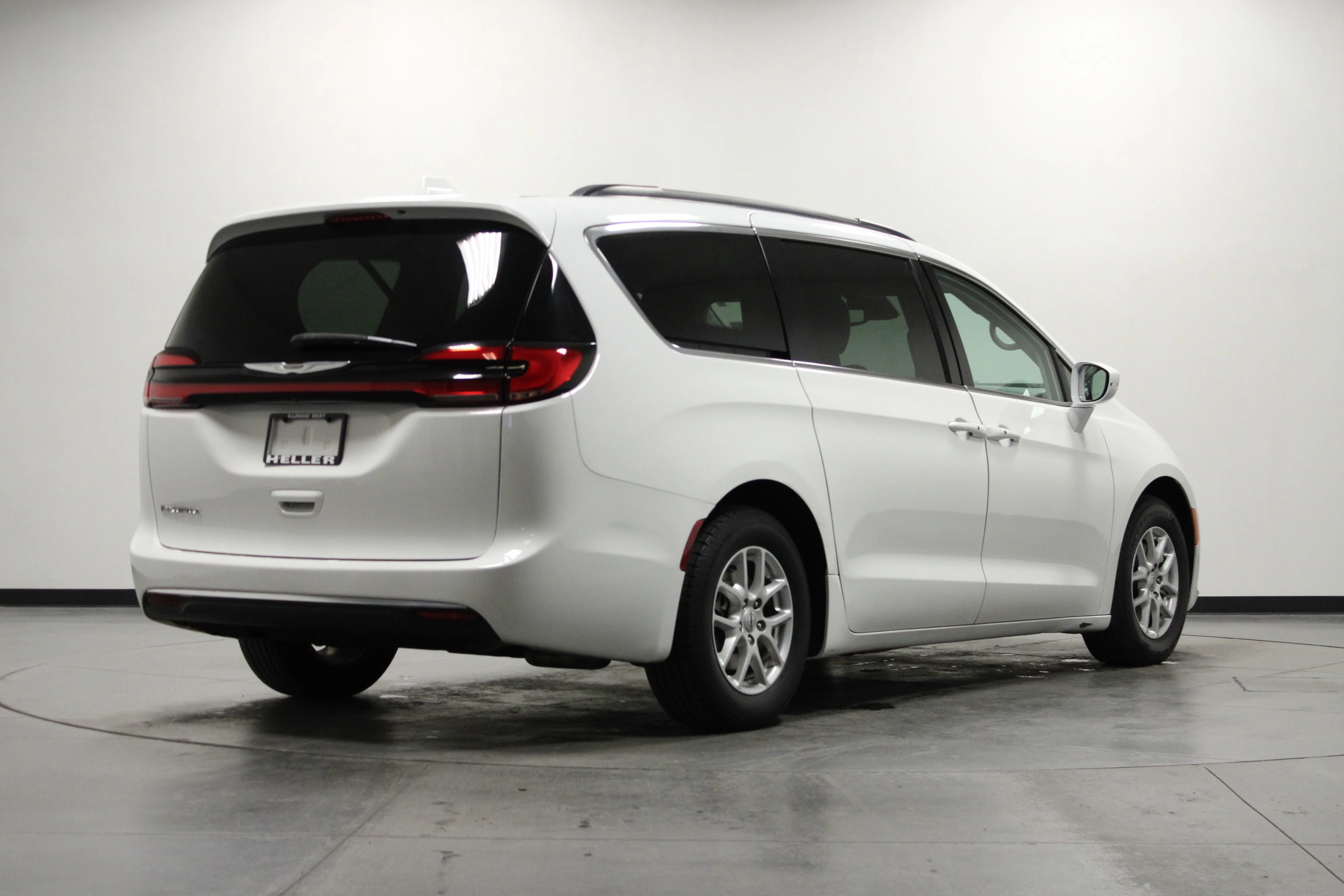 Used 2022 Bright White Clearcoat Chrysler Touring L image 4