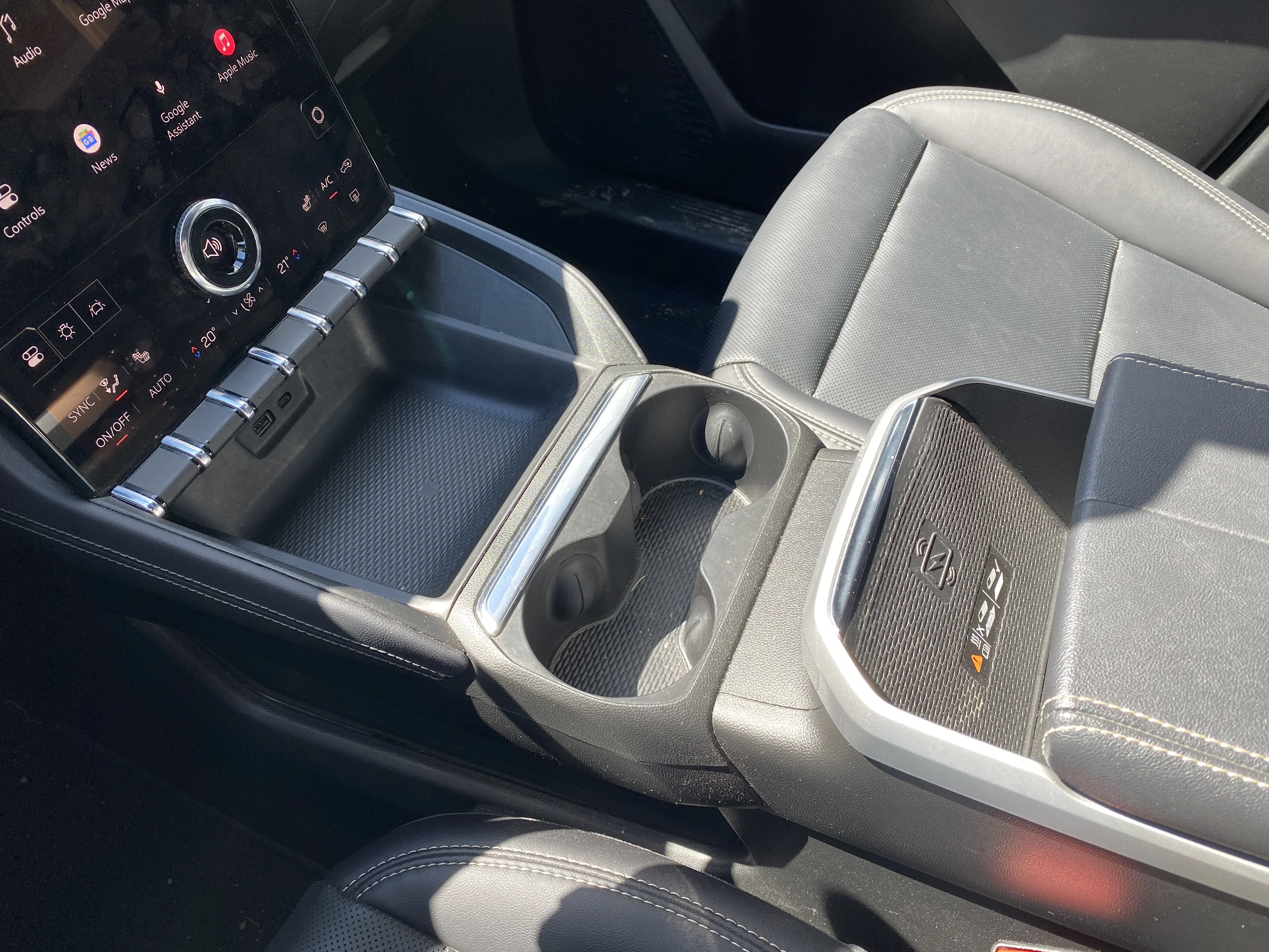 Certified Used 2026 White GMC AWD Elevation * PREMIUM PACKAGE * PANORAMIC SUNROOF * POWER TAILGATE image 17