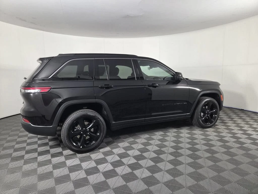 New 2026 Diamond Black Crystal Pearl-Coat Exterior Paint Jeep Limited image 5