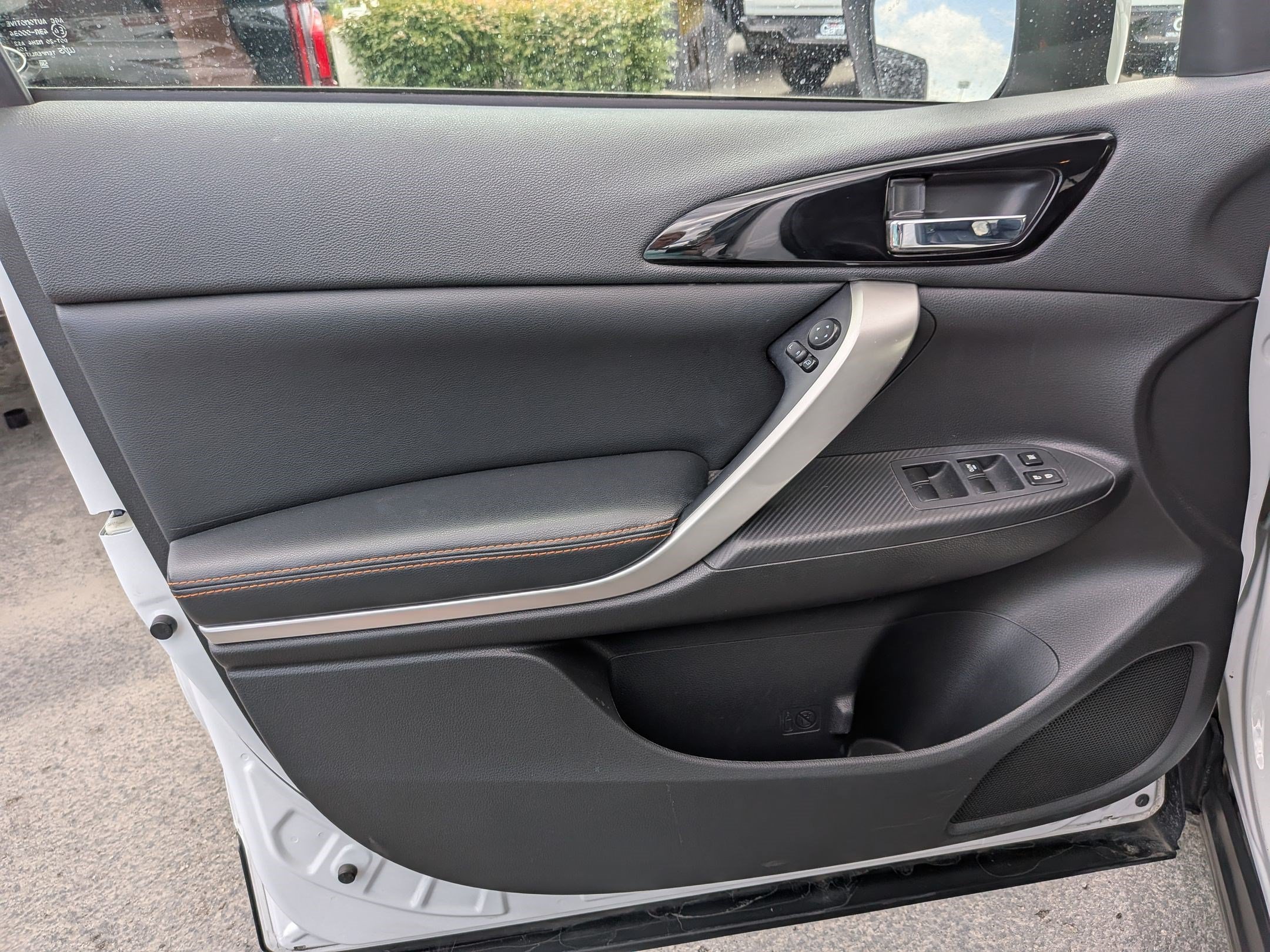 Used 2019 White Mitsubishi SE image 12