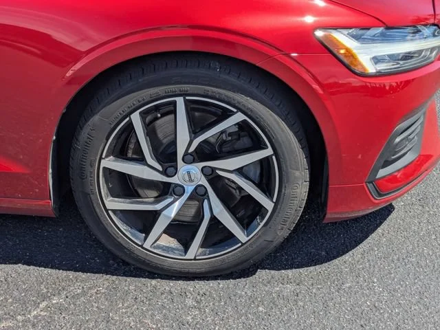 Used 2019  Volvo Momentum image 11