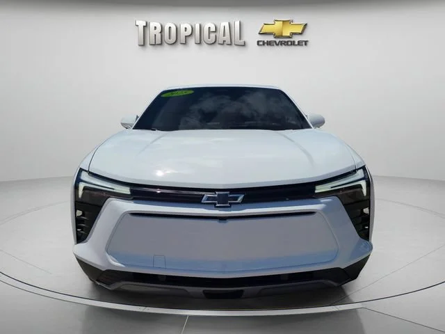 New 2025 Summit White Chevrolet LT image 8