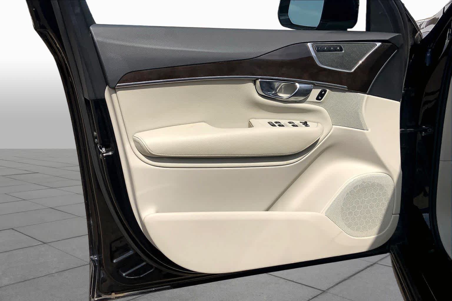 Used 2019 Onyx Black Metallic Volvo Momentum image 22
