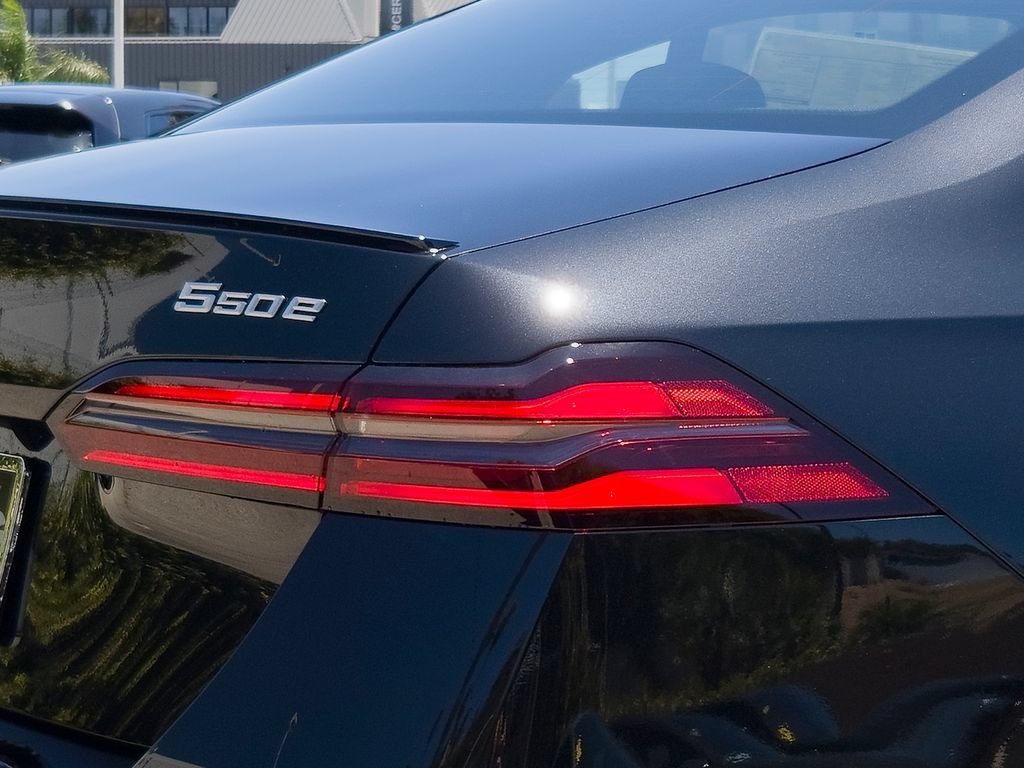 New 2027 Black Sapphire Metallic BMW 550e xDrive image 5