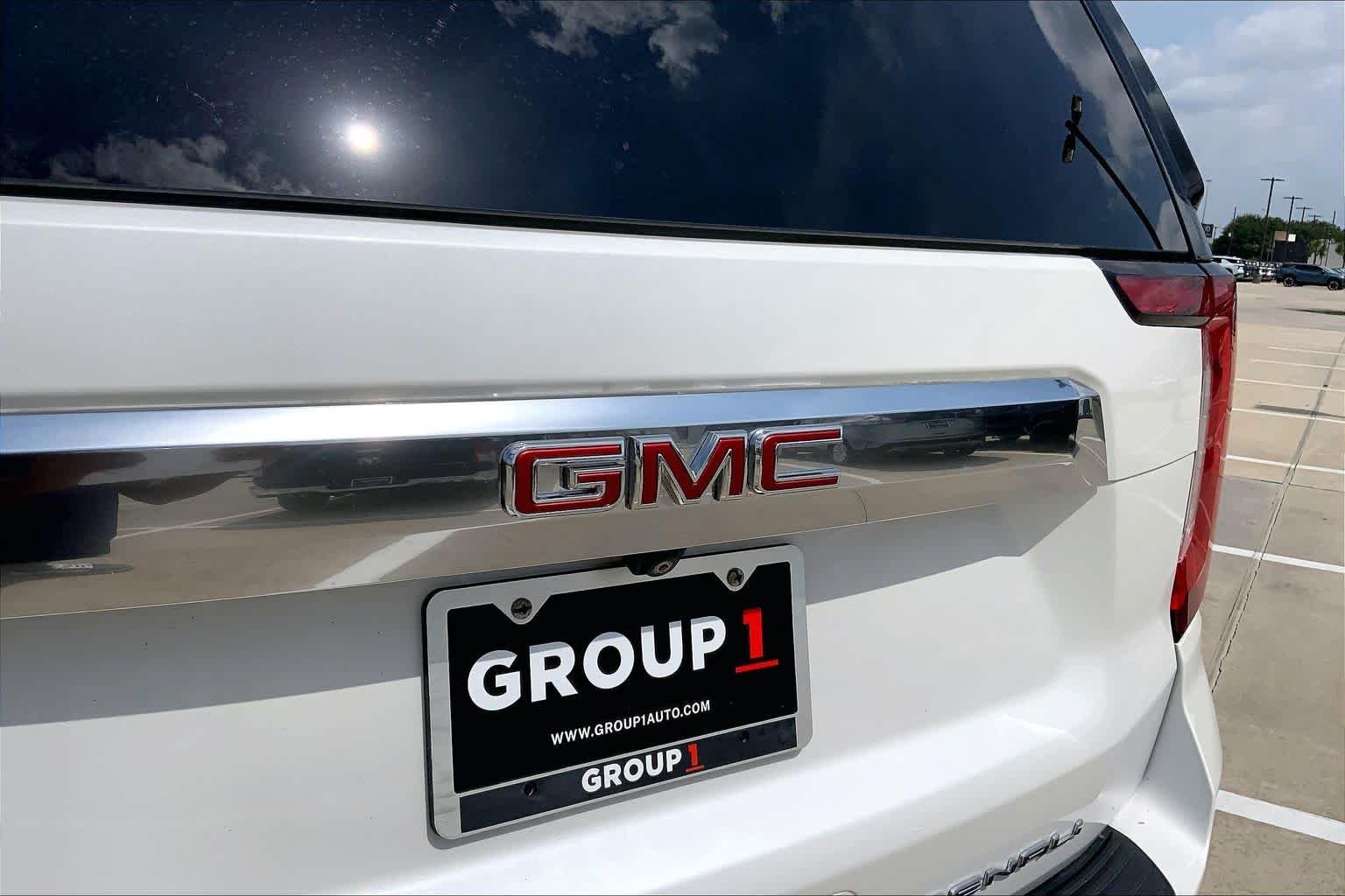 Used 2021 White Frost Tricoat GMC Denali image 31