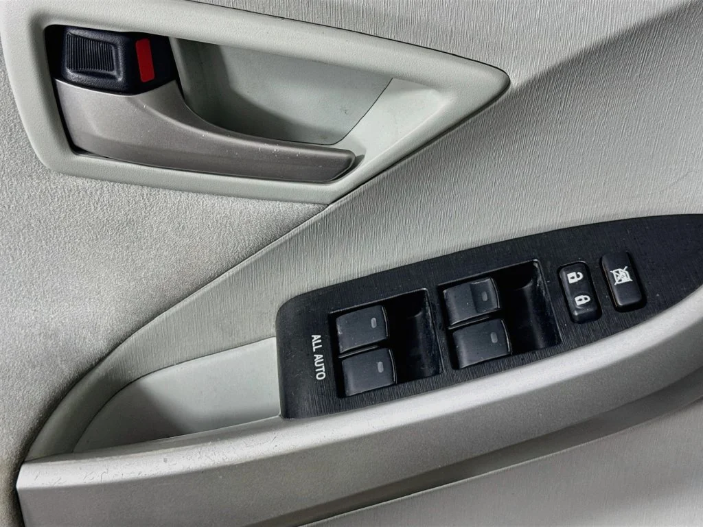 Used 2014 Silver Toyota Three image 21