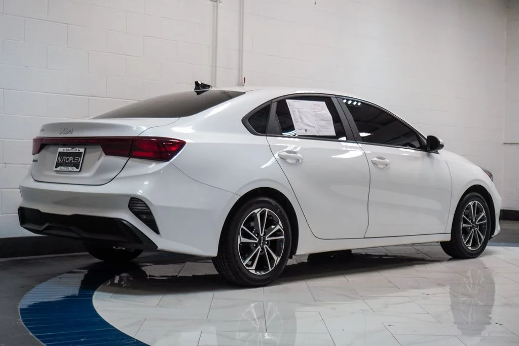 Used 2024 White Kia LXS image 26