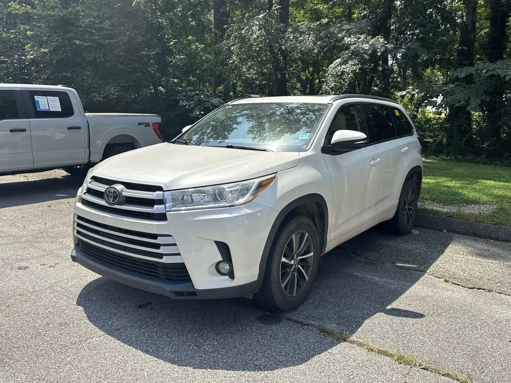 Used 2017 White Toyota XLE image 3