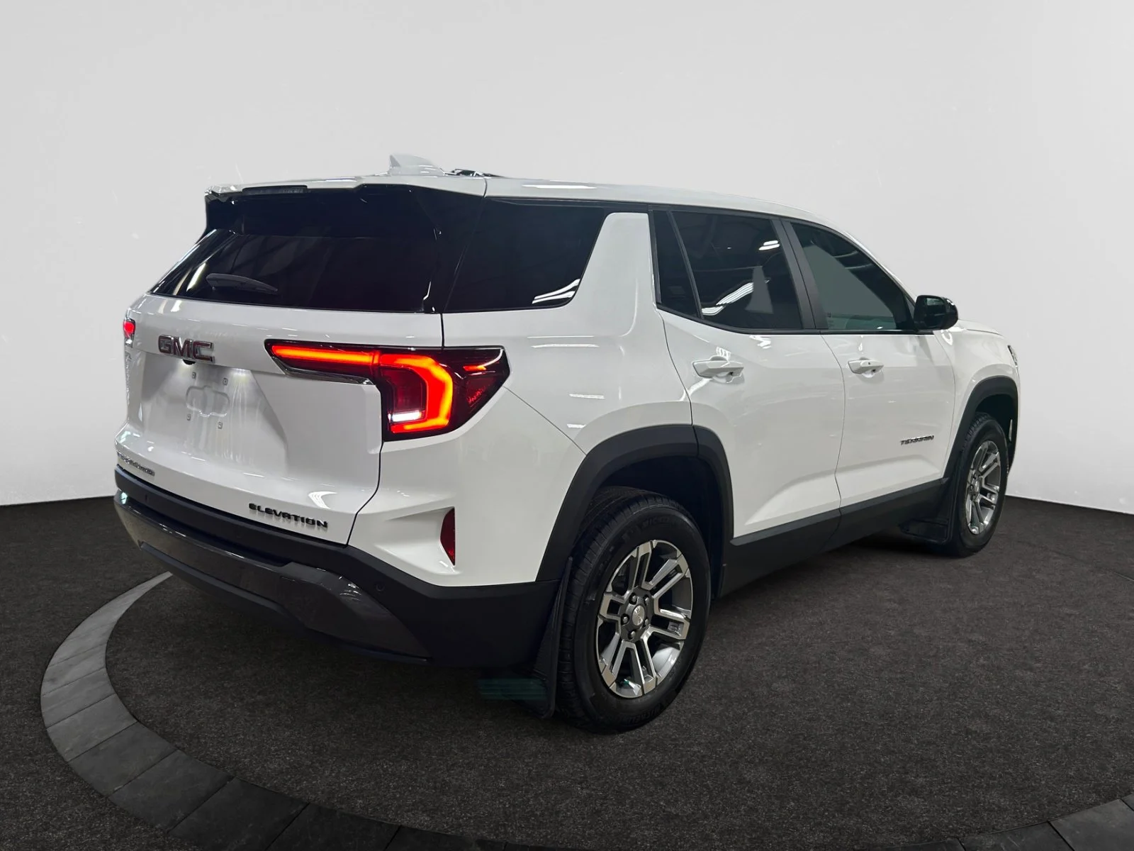 Used 2025 White GMC AWD Elevation image 5