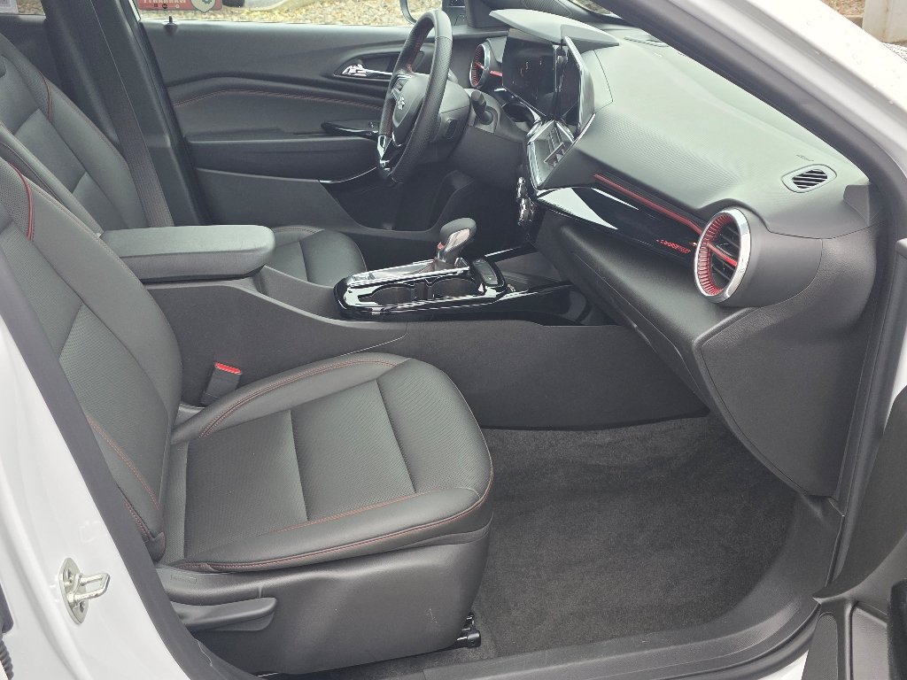 Used 2025 Summit White Chevrolet 2RS image 22