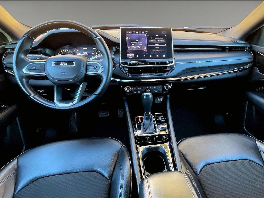 Used 2022 Silver Jeep Latitude image 21