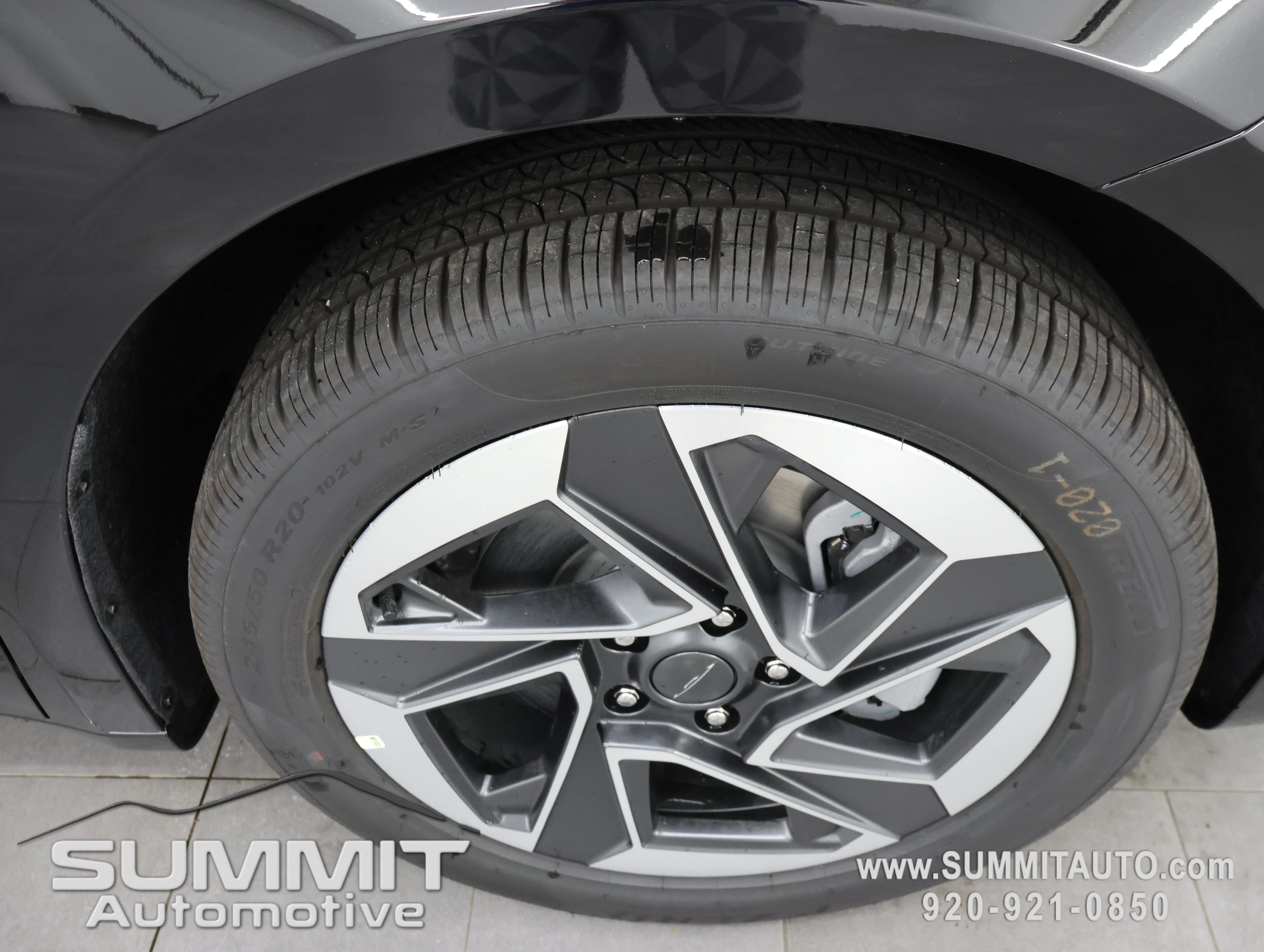 New 2027 Diamond Black Crystal Pearl-Coat Exterior Paint Chrysler Limited image 3