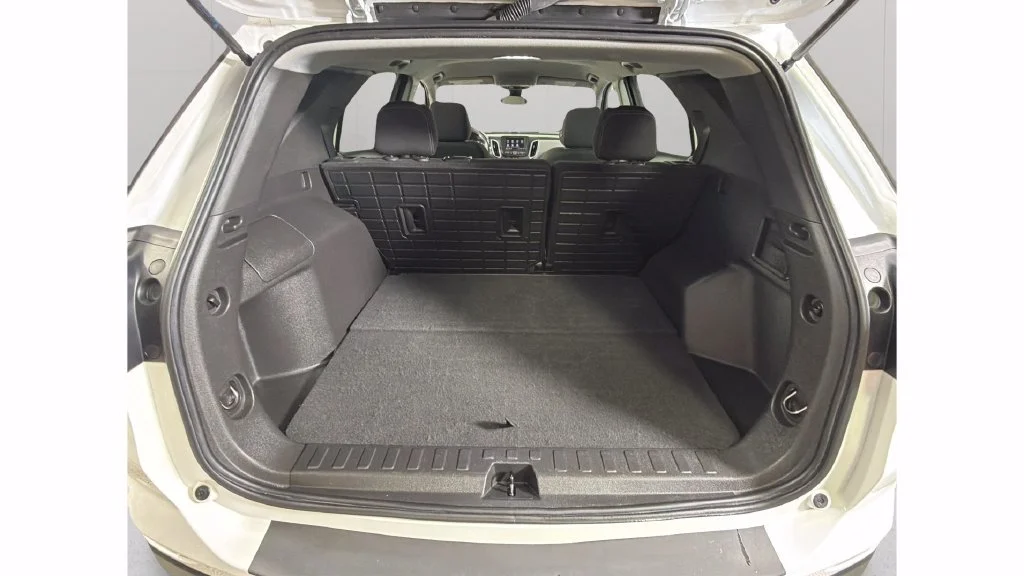 Used 2022 SUMMIT WHITE Chevrolet LT image 28