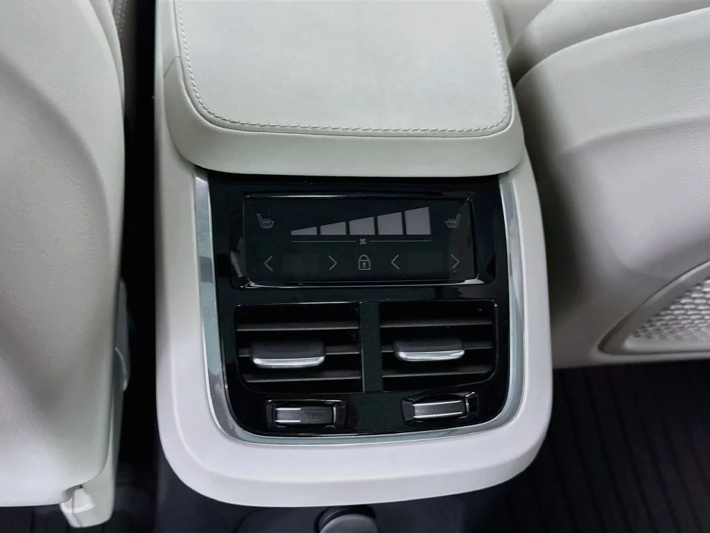 Certified Used 2024 Bright Dusk Metallic Volvo Ultimate image 27