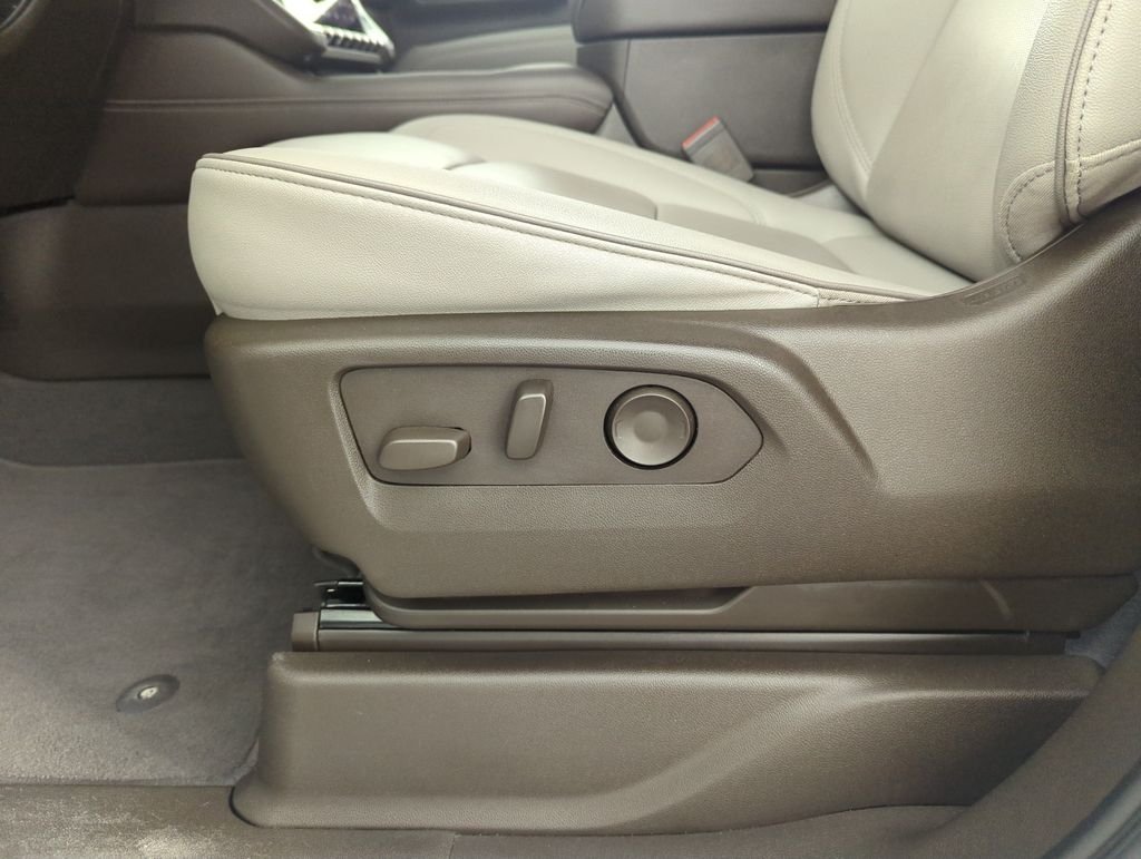 Used 2025 White GMC Elevation image 12