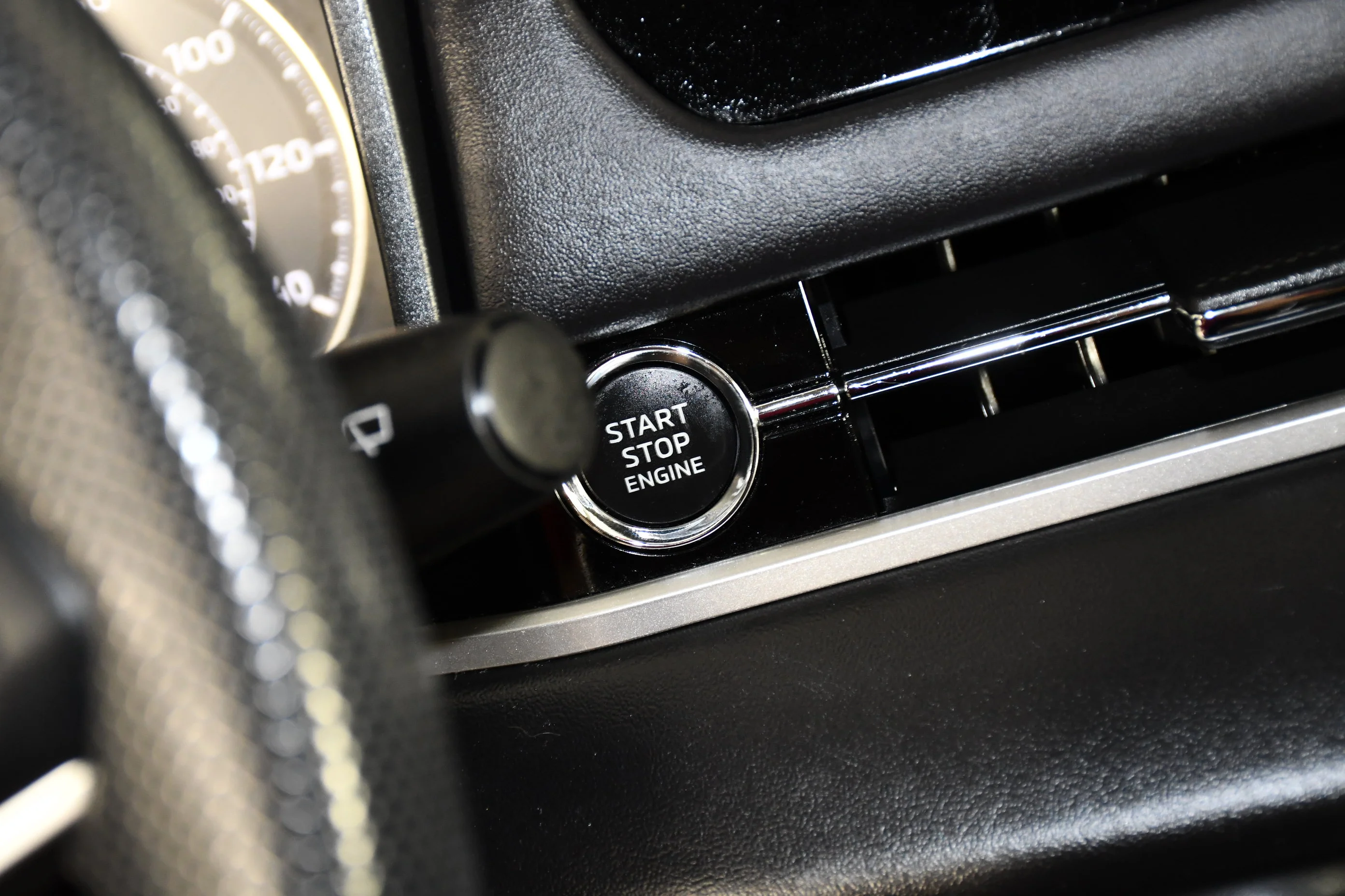 Used 2025 Silver Mitsubishi ES image 16