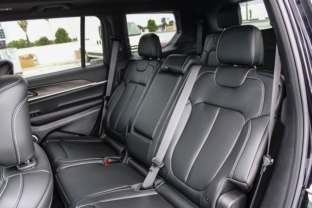 New 2026 Diamond Black Crystal Pearlcoat Jeep Limited image 19