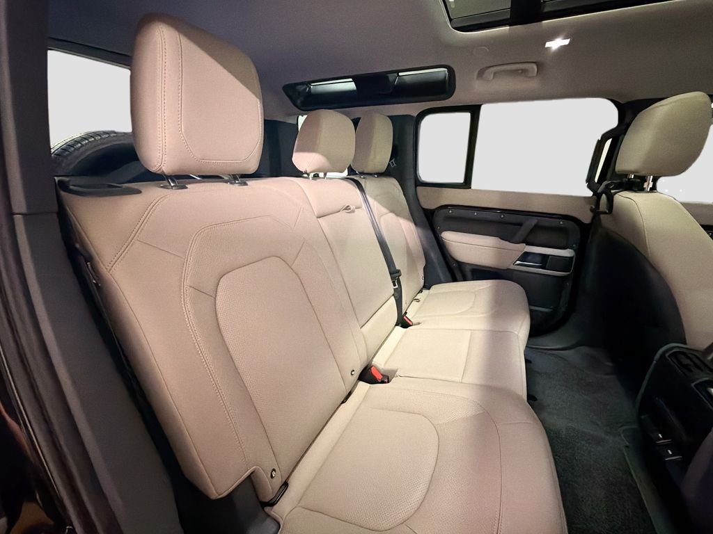 Used 2023 Black Land Rover S image 28