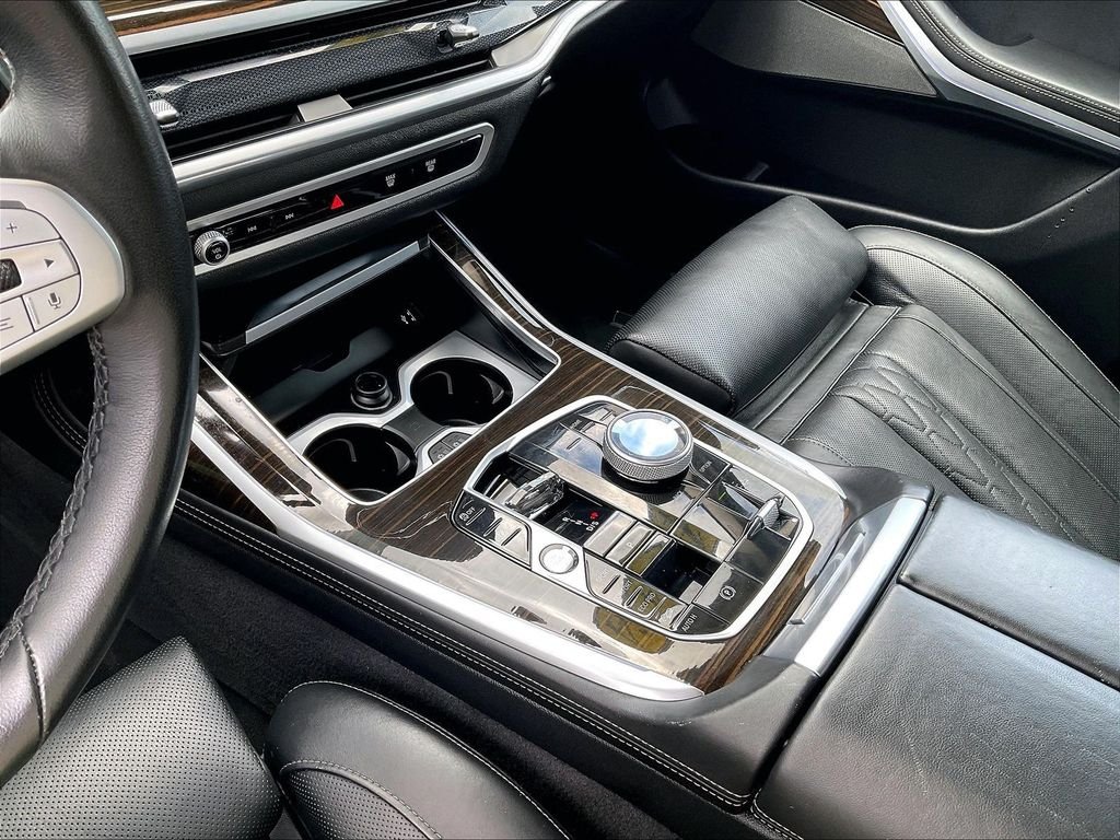 Used 2024 Green BMW xDrive40i image 21