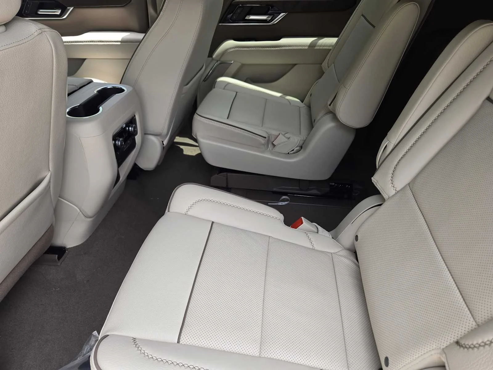 2026 GMC Yukon XL Denali - Photo 18