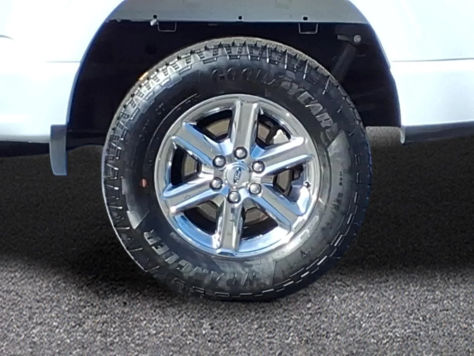 Used 2025 Oxford White Ford XLT image 3