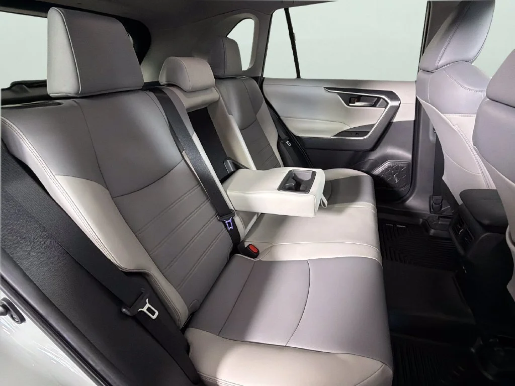 Used 2023  Toyota XLE Premium image 33