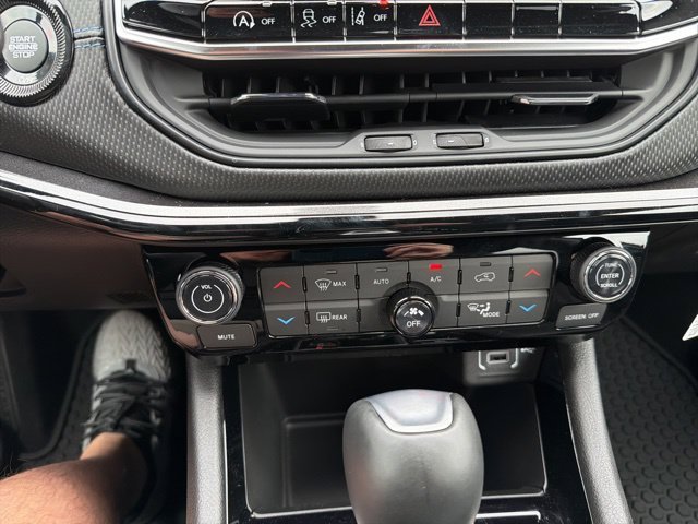 New 2026 Fathom Blue Pearl-Coat Exterior Paint Jeep Latitude image 17