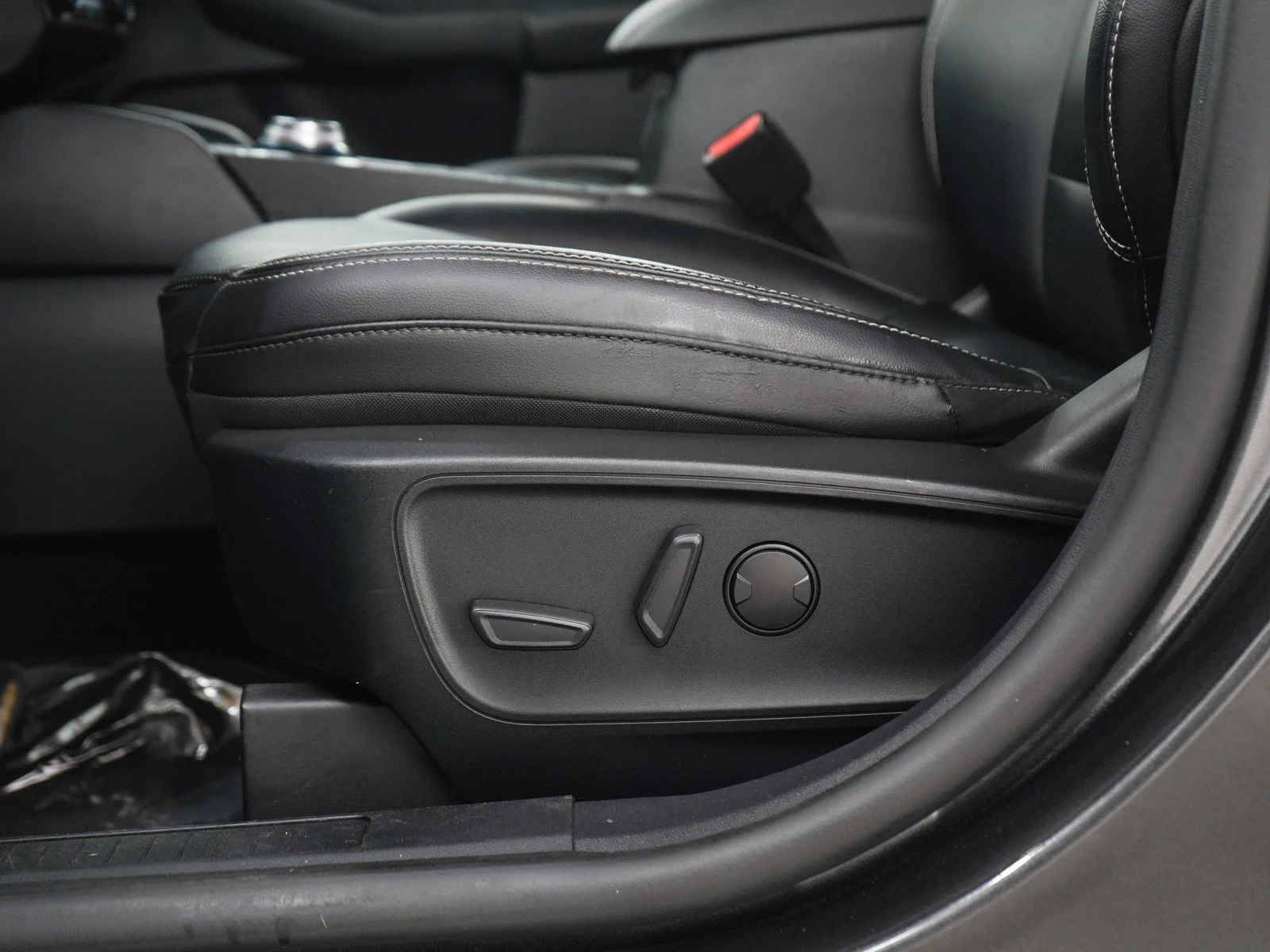 Used 2020 Magnetic Metallic Ford SEL image 23