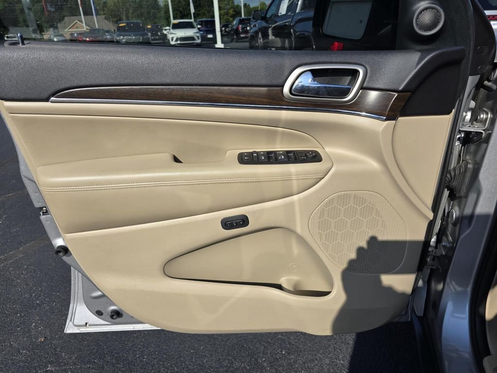 Used 2015 Billet Silver Metallic Clearcoat Jeep Limited image 20