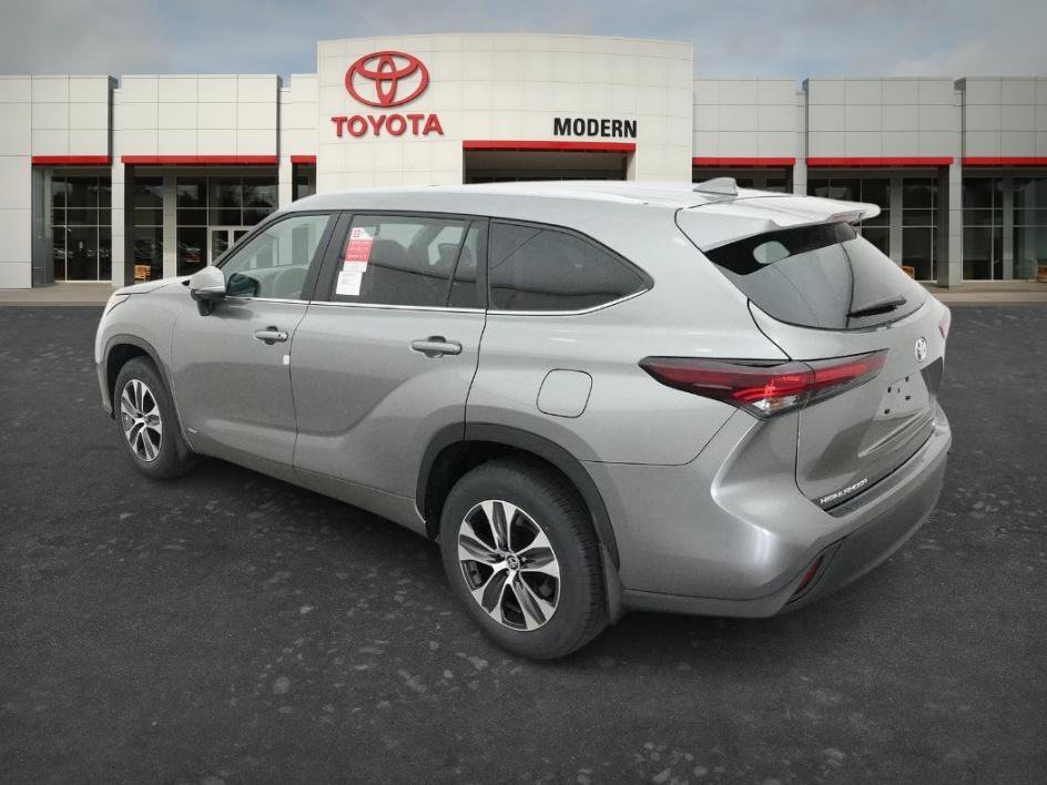 New 2026 Heavy Metallic Toyota Hybrid XLE image 12