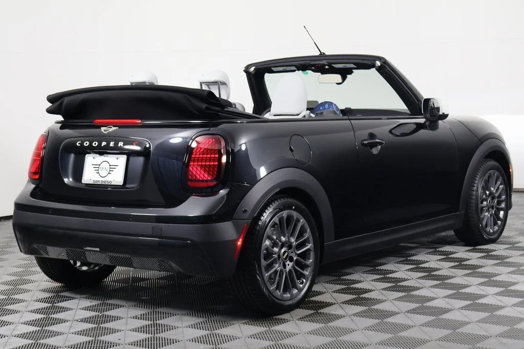 New 2026 Midnight Black MINI Signature Plus image 3