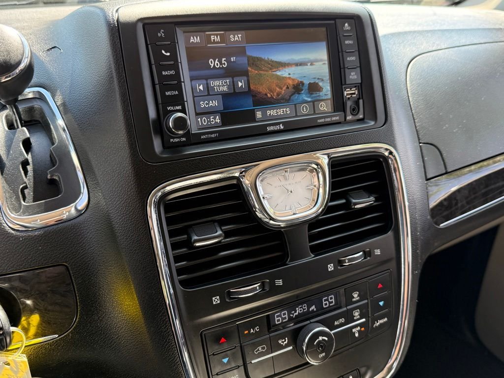 Used 2014 Brilliant Black Crystal Pearlcoat Chrysler Touring image 20