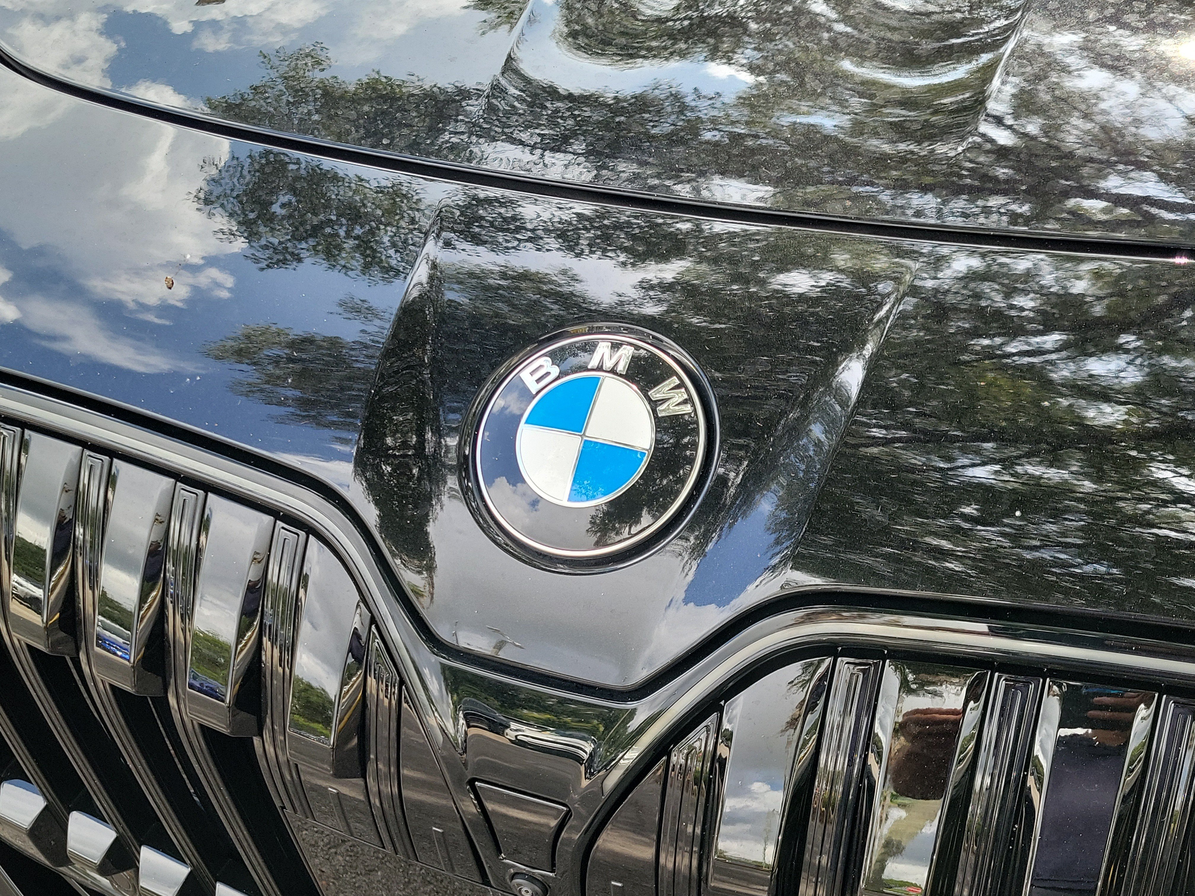 Used 2025 Black Sapphire Metallic BMW 740i image 4