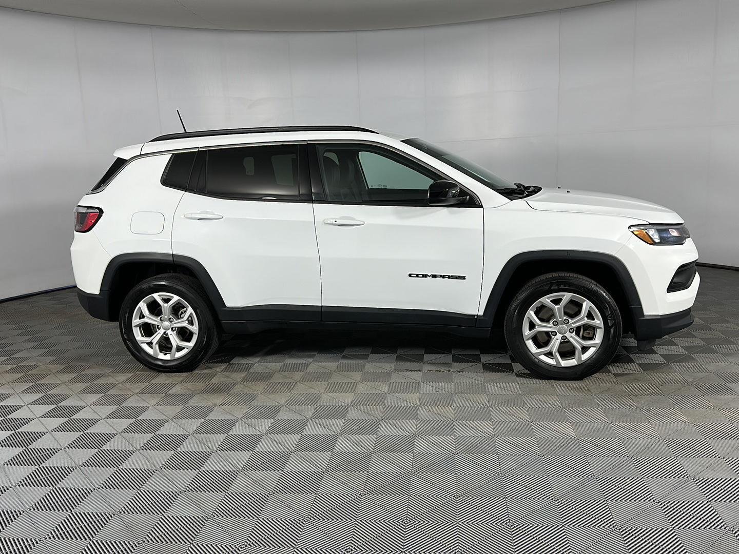 Used 2024 Bright White Clearcoat Jeep Latitude image 4
