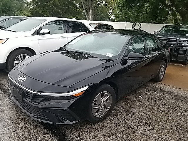 Used 2025 Black Hyundai SE image 14