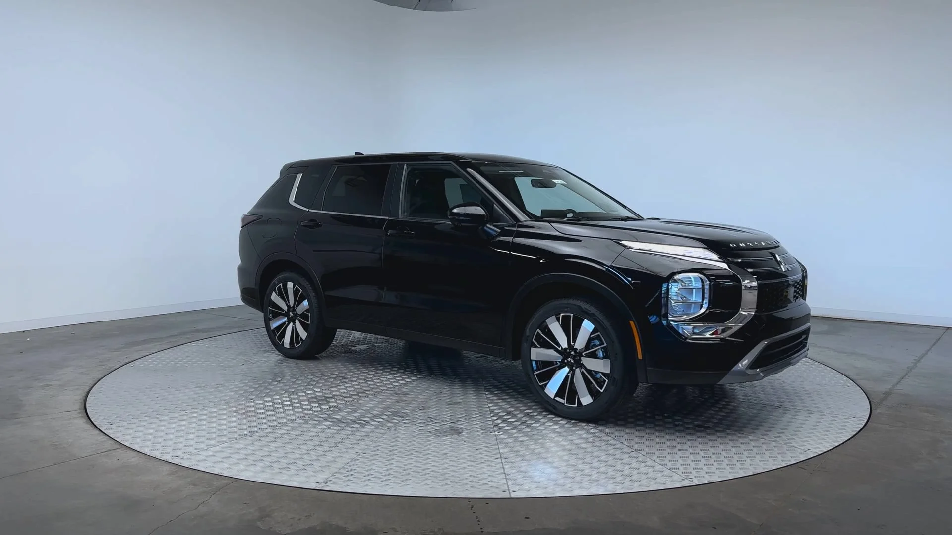 New 2026 Labrador Black Pearl Mitsubishi SE image 2