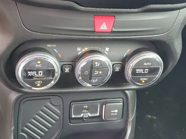 Used 2017 Alpine White Jeep Latitude image 18
