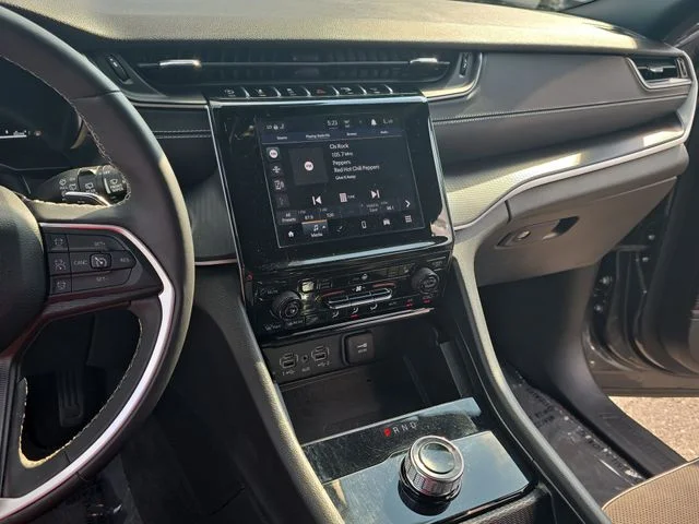 Used 2024 Gray Jeep Altitude image 22