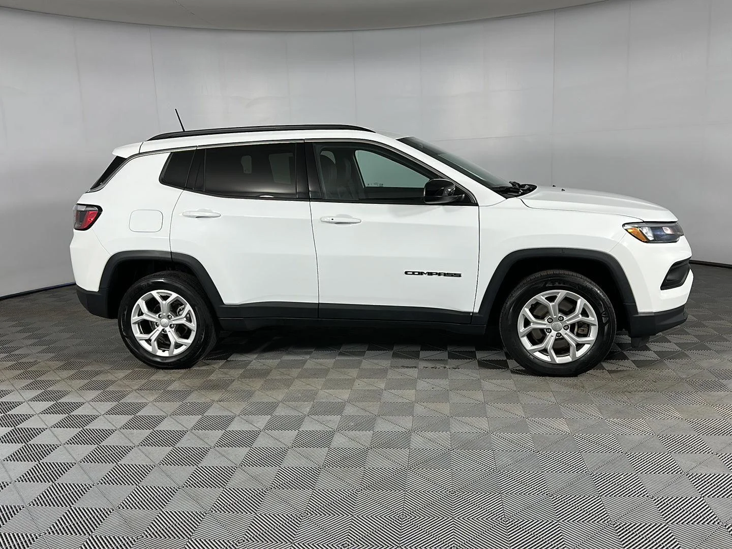 Used 2024 Bright White Clearcoat Jeep Latitude image 4
