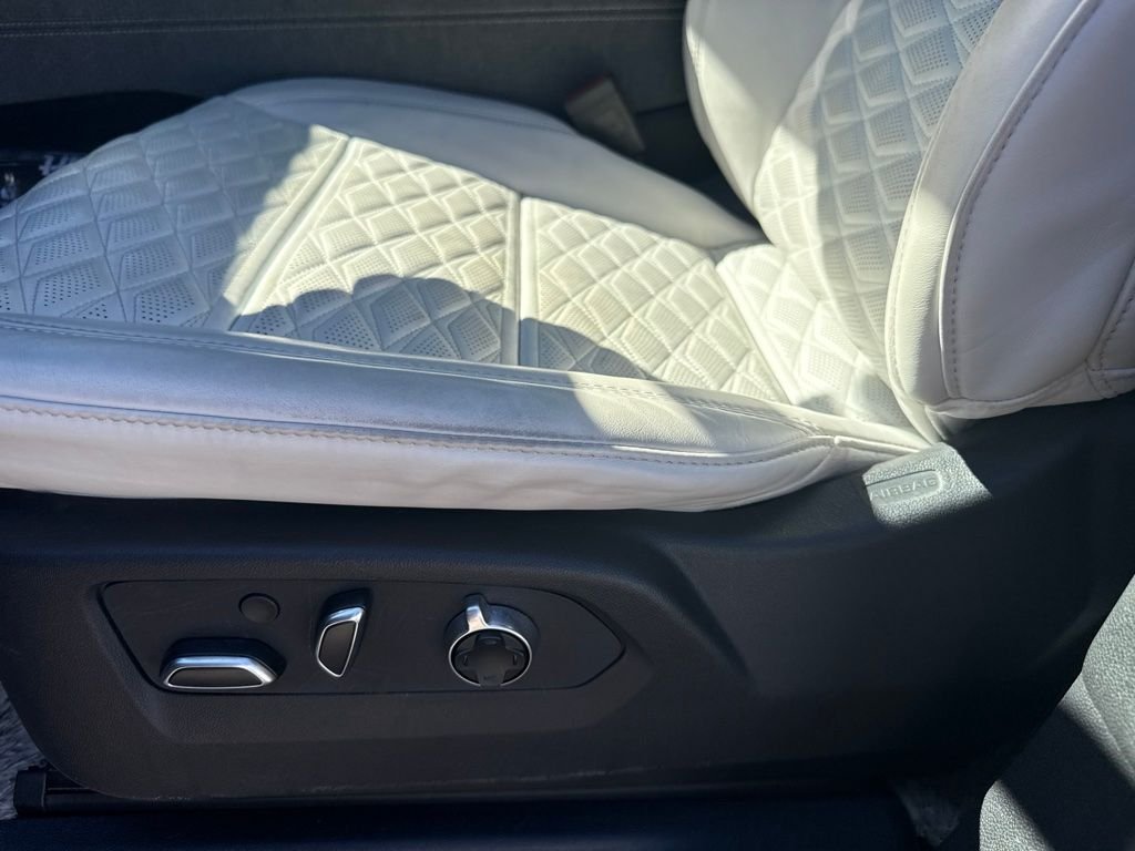 Used 2025 White Cadillac V-Series image 10