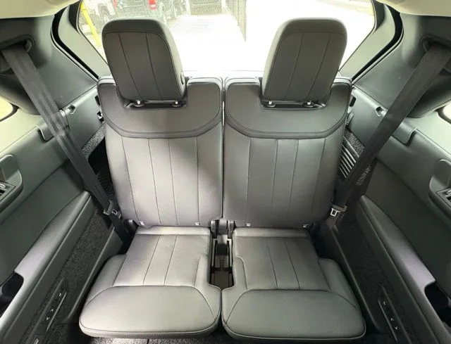 Used 2025 White Land Rover SE image 24