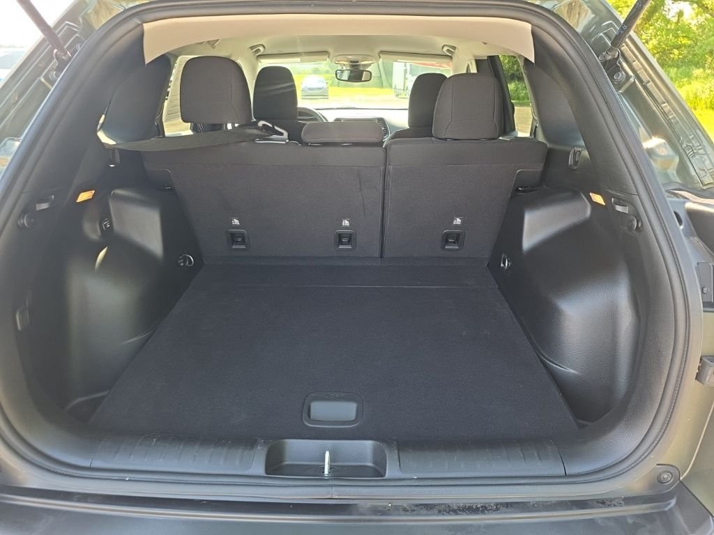 Used 2021 Green Jeep Latitude image 8