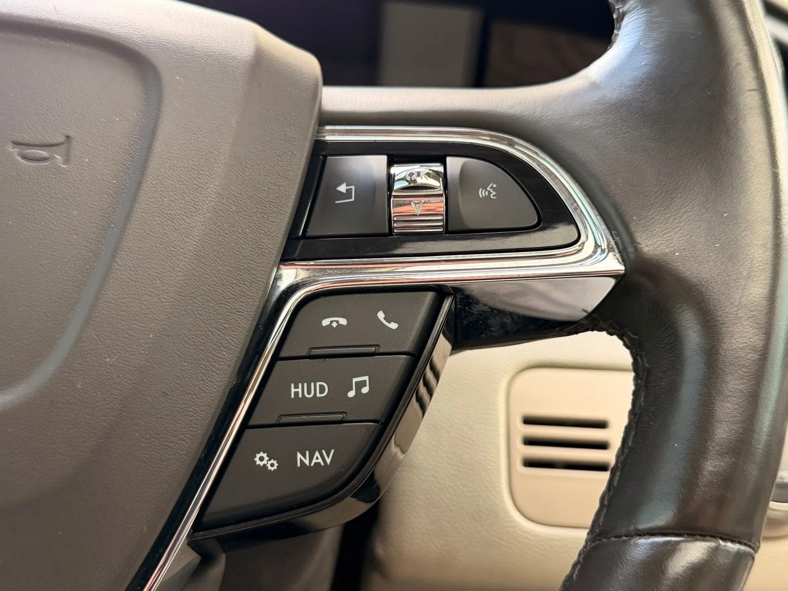 Used 2019 Ruby Red Metallic Lincoln Reserve image 26