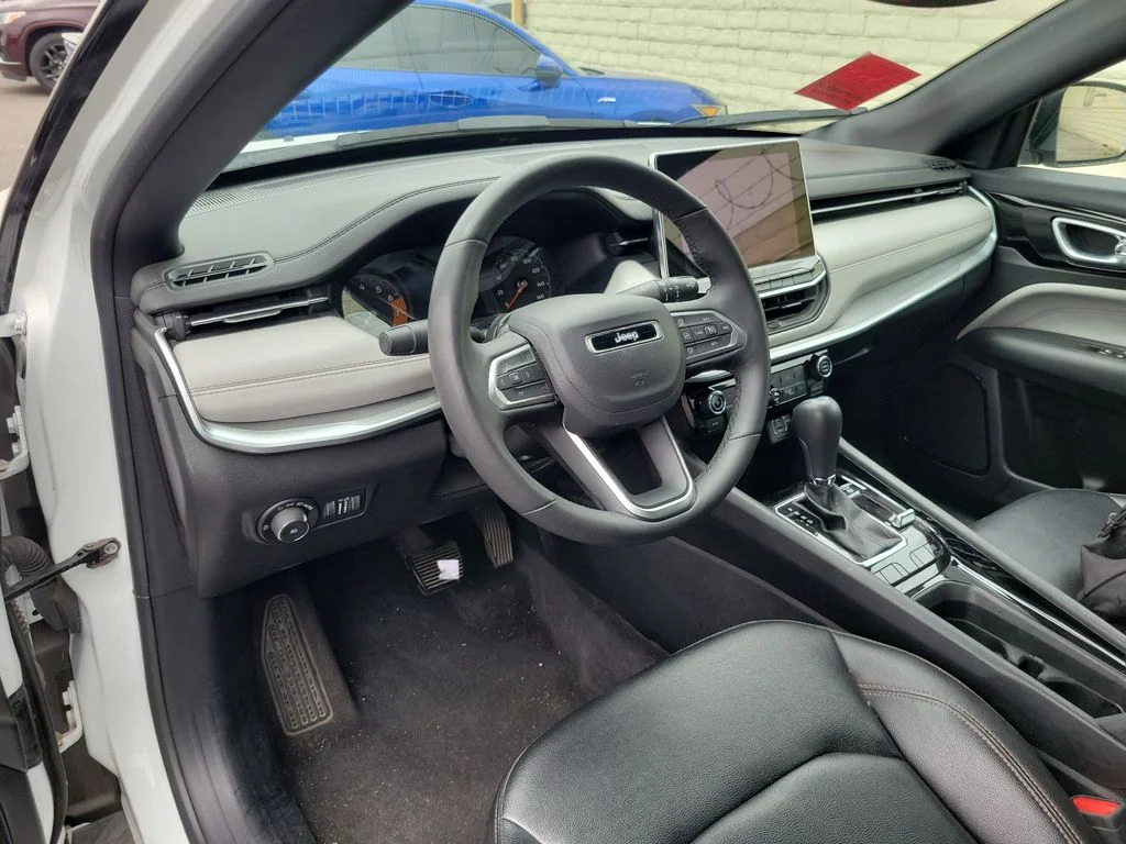 Used 2024 White/off-white Jeep Limited image 25