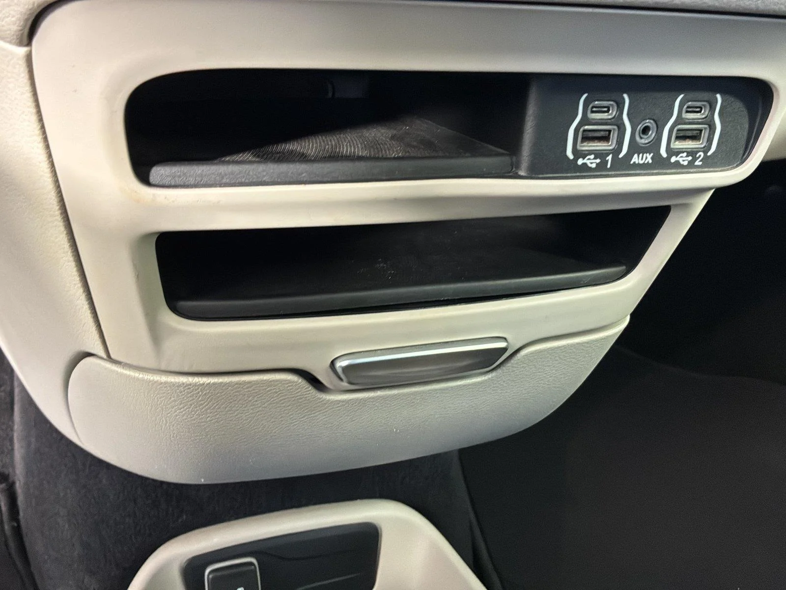 Used 2023 Silver Mist Clearcoat Chrysler LX image 33
