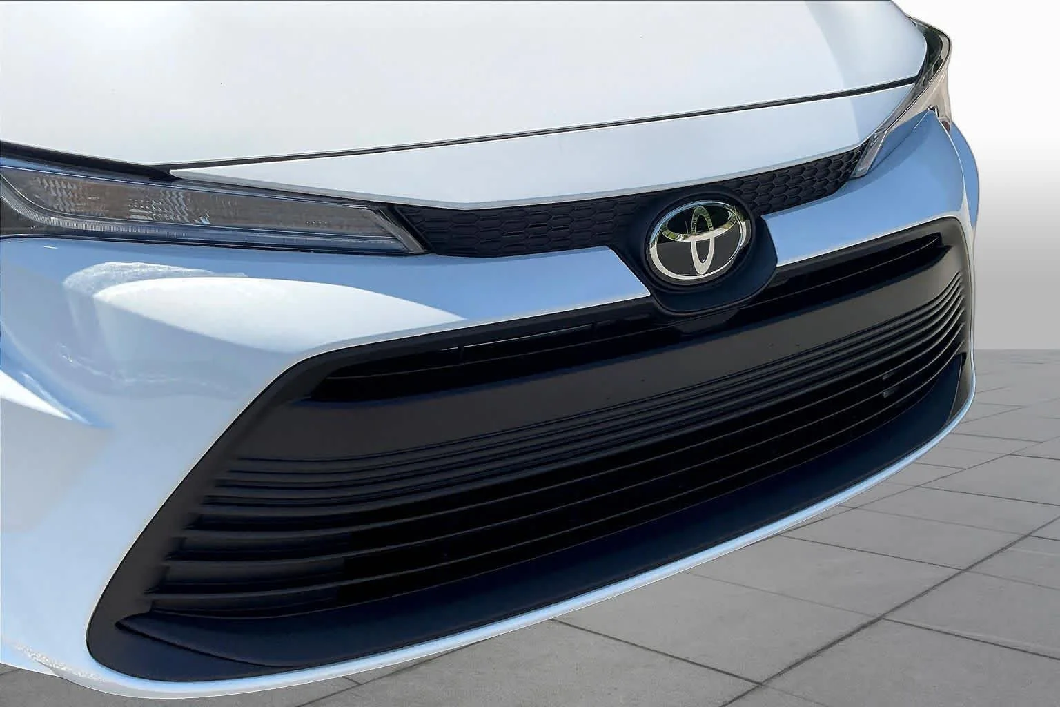 Used 2026 Ice Cap Toyota LE image 28