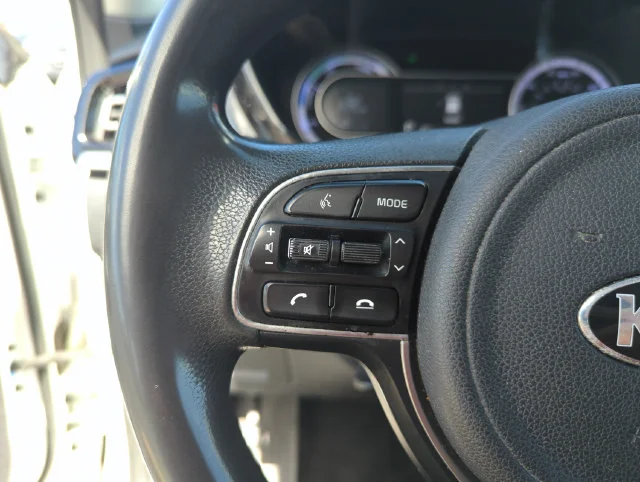 Used 2020 White Kia LX image 38