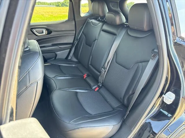 New 2026 Diamond Black Crystal Pearl-Coat Exterior Paint Jeep Latitude image 21