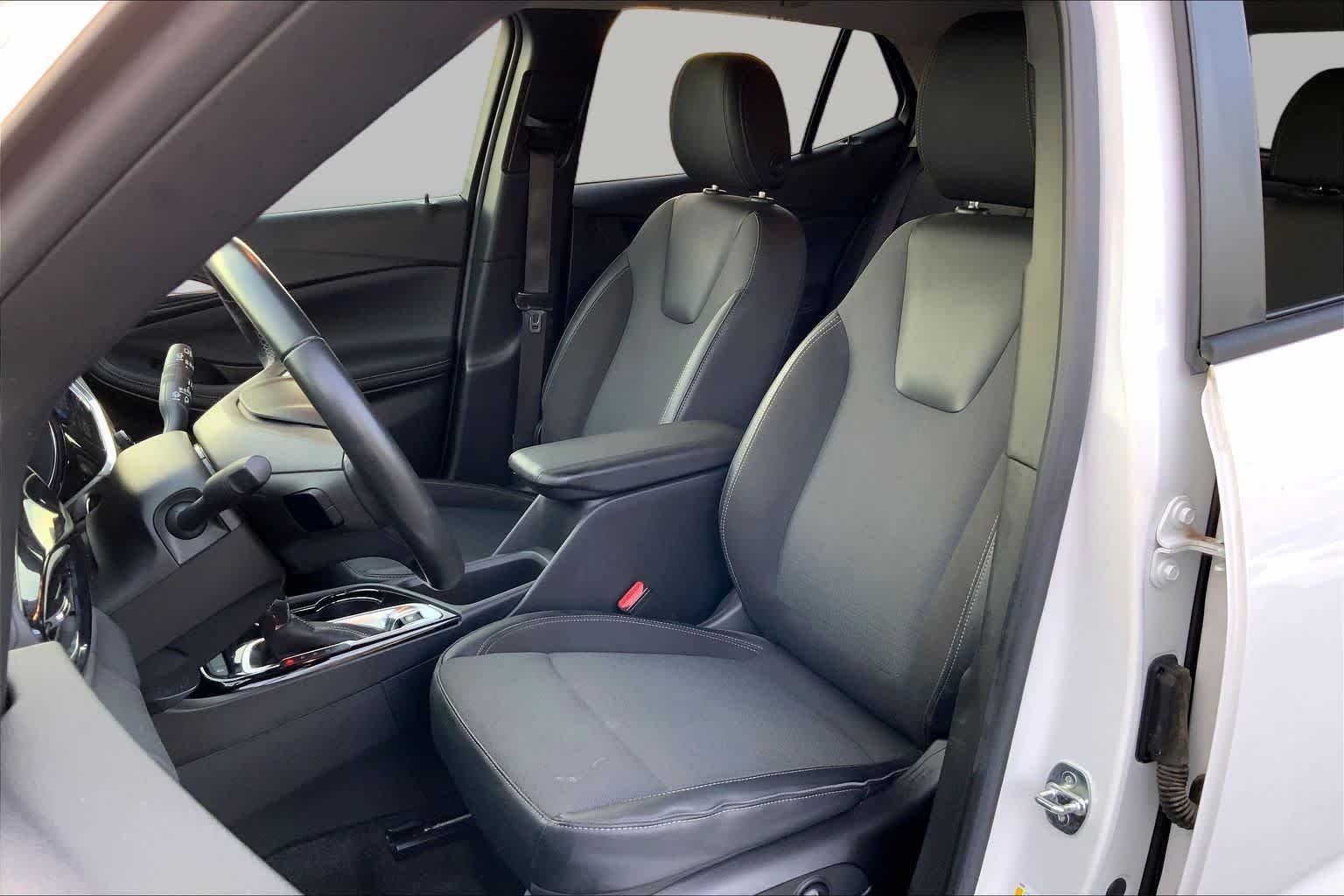 Used 2022 White Frost Tricoat Buick Select image 8